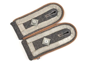 Luftwaffe, Paar Schulterklappen für einen Unteroffizier der Nachrichtentruppe. Getragenes Paar zum Schlaufen für die Fliegerbluse