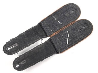 Luftwaffe, Paar Schulterklappen für einen Unteroffizier der Nachrichtentruppe. Getragenes Paar zum Schlaufen für die Fliegerbluse