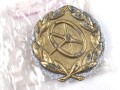 Kraftfahrbewährungsabzeichen in Gold mit Gegenplatte in in der originalen Chellophantüte