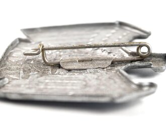 NSKOV Mützenabzeichen , Zink versilbert, das Zentrum lackiert