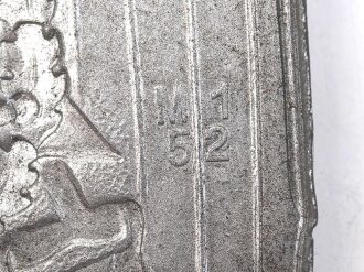 NSKOV Mützenabzeichen , Zink versilbert, das Zentrum lackiert