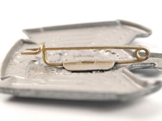 NSKOV Mützenabzeichen , Zink versilbert, das Zentrum lackiert