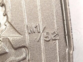 NSKOV Mützenabzeichen , Zink versilbert, das Zentrum lackiert