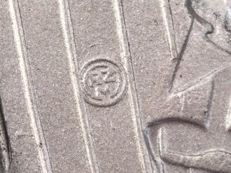 NSKOV Mützenabzeichen , Zink versilbert, das Zentrum lackiert