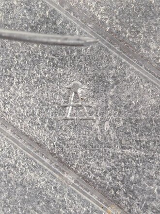 Wappenschild für den Tropenhelm des Heeres. Aluminium, ein Splint fehlt