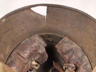 1.Weltkrieg Österreich, Stahlhelm mit Splitterschaden. Originallack, in allen Teilen original und zusammengehörig. Ungerinigt.