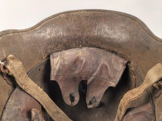1.Weltkrieg Österreich, Stahlhelm mit Splitterschaden. Originallack, in allen Teilen original und zusammengehörig. Ungerinigt.