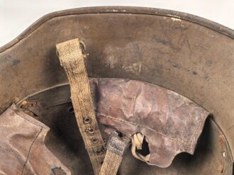 1.Weltkrieg Österreich, Stahlhelm mit Splitterschaden. Originallack, in allen Teilen original und zusammengehörig. Ungerinigt.