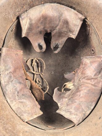 1.Weltkrieg Österreich, Stahlhelm mit Splitterschaden. Originallack, in allen Teilen original und zusammengehörig. Ungerinigt.