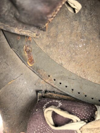 1.Weltkrieg Österreich, Stahlhelm mit Splitterschaden. Originallack, in allen Teilen original und zusammengehörig. Ungerinigt.