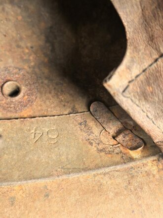 1.Weltkrieg Österreich, Stahlhelm mit Splitterschaden. Originallack, in allen Teilen original und zusammengehörig. Ungerinigt.