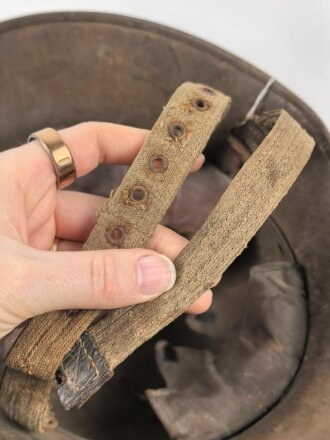 1.Weltkrieg Österreich, Stahlhelm mit Splitterschaden. Originallack, in allen Teilen original und zusammengehörig. Ungerinigt.