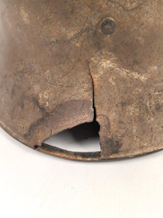 1.Weltkrieg Österreich, Stahlhelm mit Splitterschaden. Originallack, in allen Teilen original und zusammengehörig. Ungerinigt.