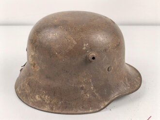 1.Weltkrieg Österreich, Stahlhelm mit Splitterschaden. Originallack, in allen Teilen original und zusammengehörig. Ungerinigt.