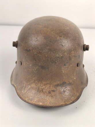 1.Weltkrieg Österreich, Stahlhelm mit Splitterschaden. Originallack, in allen Teilen original und zusammengehörig. Ungerinigt.