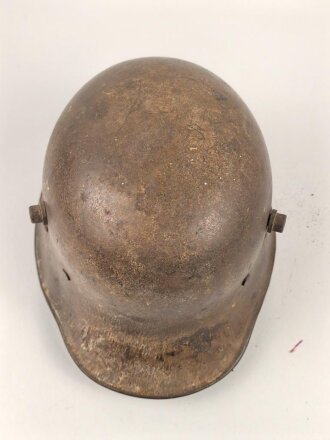 1.Weltkrieg Österreich, Stahlhelm mit Splitterschaden. Originallack, in allen Teilen original und zusammengehörig. Ungerinigt.