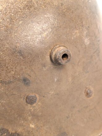 1.Weltkrieg Österreich, Stahlhelm mit Splitterschaden. Originallack, in allen Teilen original und zusammengehörig. Ungerinigt.