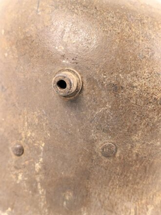 1.Weltkrieg Österreich, Stahlhelm mit Splitterschaden. Originallack, in allen Teilen original und zusammengehörig. Ungerinigt.