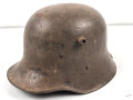 1.Weltkrieg Österreich, Stahlhelm mit Splitterschaden. Originallack, in allen Teilen original und zusammengehörig. Ungerinigt.