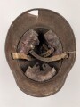 1.Weltkrieg Österreich, Stahlhelm mit Splitterschaden. Originallack, in allen Teilen original und zusammengehörig. Ungerinigt.