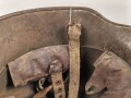 1.Weltkrieg Österreich, Stahlhelm mit Splitterschaden. Originallack, in allen Teilen original und zusammengehörig. Ungerinigt.