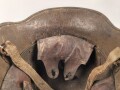 1.Weltkrieg Österreich, Stahlhelm mit Splitterschaden. Originallack, in allen Teilen original und zusammengehörig. Ungerinigt.
