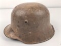 1.Weltkrieg Österreich, Stahlhelm mit Splitterschaden. Originallack, in allen Teilen original und zusammengehörig. Ungerinigt.
