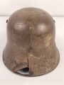 1.Weltkrieg Österreich, Stahlhelm mit Splitterschaden. Originallack, in allen Teilen original und zusammengehörig. Ungerinigt.