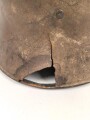 1.Weltkrieg Österreich, Stahlhelm mit Splitterschaden. Originallack, in allen Teilen original und zusammengehörig. Ungerinigt.