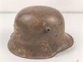 1.Weltkrieg Österreich, Stahlhelm mit Splitterschaden. Originallack, in allen Teilen original und zusammengehörig. Ungerinigt.