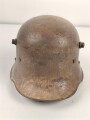1.Weltkrieg Österreich, Stahlhelm mit Splitterschaden. Originallack, in allen Teilen original und zusammengehörig. Ungerinigt.
