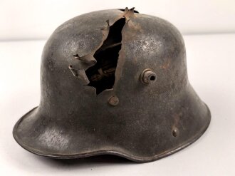 1.Weltkrieg , Stahlhelm Modell 1916 mit Splitterschaden. Originallack, in allen Teilen original und zusammengehörig. Ungereinigt.