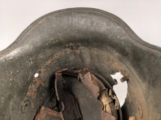 1.Weltkrieg , Stahlhelm Modell 1916 mit Splitterschaden. Originallack, in allen Teilen original und zusammengehörig. Ungereinigt.