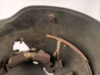 1.Weltkrieg , Stahlhelm Modell 1916 mit Splitterschaden. Originallack, in allen Teilen original und zusammengehörig. Ungereinigt.
