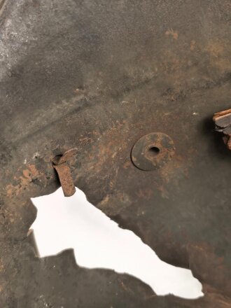 1.Weltkrieg , Stahlhelm Modell 1916 mit Splitterschaden. Originallack, in allen Teilen original und zusammengehörig. Ungereinigt.