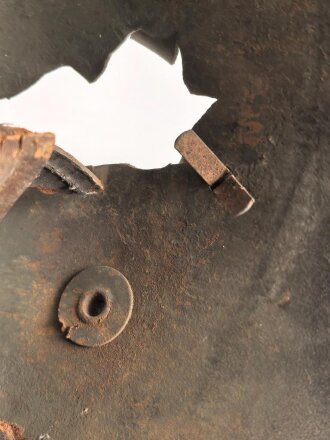 1.Weltkrieg , Stahlhelm Modell 1916 mit Splitterschaden. Originallack, in allen Teilen original und zusammengehörig. Ungereinigt.