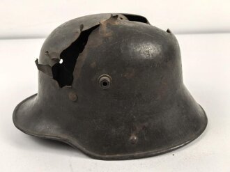 1.Weltkrieg , Stahlhelm Modell 1916 mit Splitterschaden. Originallack, in allen Teilen original und zusammengehörig. Ungereinigt.