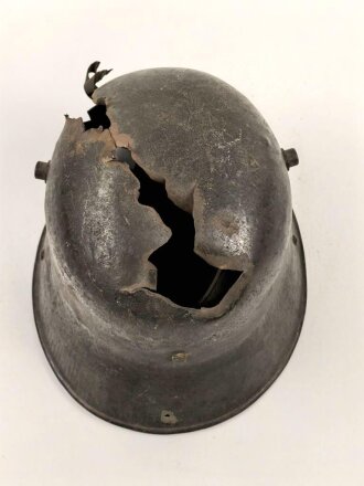 1.Weltkrieg , Stahlhelm Modell 1916 mit Splitterschaden. Originallack, in allen Teilen original und zusammengehörig. Ungereinigt.