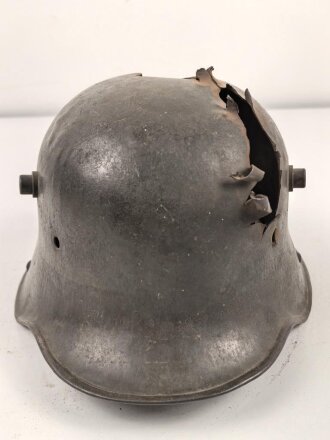 1.Weltkrieg , Stahlhelm Modell 1916 mit Splitterschaden. Originallack, in allen Teilen original und zusammengehörig. Ungereinigt.