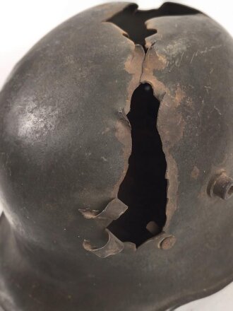 1.Weltkrieg , Stahlhelm Modell 1916 mit Splitterschaden. Originallack, in allen Teilen original und zusammengehörig. Ungereinigt.