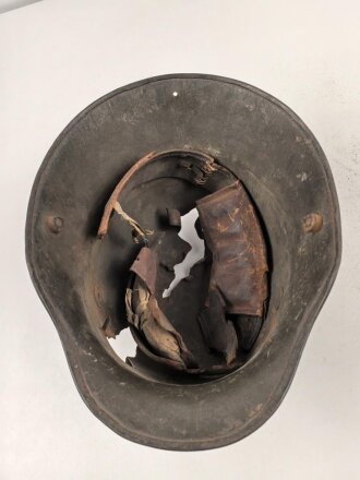 1.Weltkrieg , Stahlhelm Modell 1916 mit Splitterschaden. Originallack, in allen Teilen original und zusammengehörig. Ungereinigt.