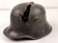 1.Weltkrieg , Stahlhelm Modell 1916 mit Splitterschaden. Originallack, in allen Teilen original und zusammengehörig. Ungereinigt.