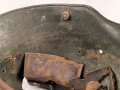 1.Weltkrieg , Stahlhelm Modell 1916 mit Splitterschaden. Originallack, in allen Teilen original und zusammengehörig. Ungereinigt.