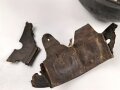 1.Weltkrieg , Stahlhelm Modell 1916 mit Splitterschaden. Originallack, in allen Teilen original und zusammengehörig. Ungereinigt.