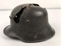 1.Weltkrieg , Stahlhelm Modell 1916 mit Splitterschaden. Originallack, in allen Teilen original und zusammengehörig. Ungereinigt.