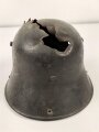 1.Weltkrieg , Stahlhelm Modell 1916 mit Splitterschaden. Originallack, in allen Teilen original und zusammengehörig. Ungereinigt.