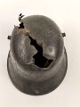 1.Weltkrieg , Stahlhelm Modell 1916 mit Splitterschaden. Originallack, in allen Teilen original und zusammengehörig. Ungereinigt.