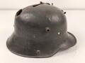 1.Weltkrieg , Stahlhelm Modell 1916 mit Splitterschaden. Originallack, in allen Teilen original und zusammengehörig. Ungereinigt.