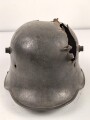 1.Weltkrieg , Stahlhelm Modell 1916 mit Splitterschaden. Originallack, in allen Teilen original und zusammengehörig. Ungereinigt.