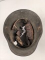 1.Weltkrieg , Stahlhelm Modell 1916 mit Splitterschaden. Originallack, in allen Teilen original und zusammengehörig. Ungereinigt.